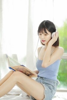 两个偷瓜的小女孩